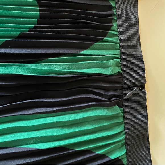 Ann Taylor Size 2P - Pleated Skirt Green/Navy - GUC - Picture 2 of 3